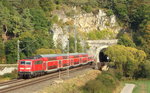 Ein RE von München nach Treuchtlingen durchfährt das Altmühltal zwischen Dollnstein und Solnhofen.
Aufgenommen am 1. Oktober 2016.