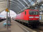 Am 18. Januar 2015 steht 143 884 mit dem RE 9 (RE 4788) nach Hof zur Abfahrt im Hauptbahnhof von Dresden bereit. 
