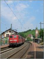 Die 151 031-2 mit einem Gterzug fhrt in Bad Bellingen durch.
