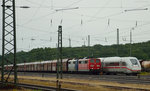 151 038 und 151 151 passieren den ICE 4 am 02.07.2016 in Darmstadt-Kranichstein.