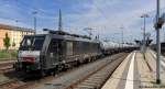 189-803 wartet an einem sonnigen Maitag 2014 in Bamberg mit einem Kesselwagenzug auf Weiterfahrt.
