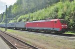 In sonnigen Bad Schandau treft 189 002 ein am 9 Mai 2016.