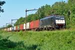 Containerzug mit 189 095 passiert am 26 Mai 2017 Tilburg Oude Warande.
