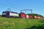 Containerzug mit 189 209 passiert am 26 Mai 2017 Tilburg Oude Warande.