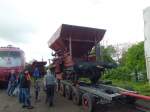 Ein Gterwagen wird bei den Bahnwelttagen 2013 auf einen Straentransportwagen gezogen