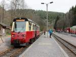 Im Bahnhof Eisfelder Talmhle steht am 24. April 2015 187 018-7 als HSB 8970 zur Weiterfahrt nach Nordhausen bereit. Im Hintergrund rangiert 199 874-9. 