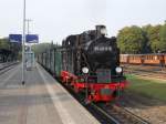 99 4011 kam,am 07.September 2014,mit ihren Zug aus Ghren in Putbus am Gemeinschaftsbahnsteig an.Bild des Monats September.2014