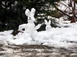 Diese beiden Schneehasen (Zu Weihnachten baut man Schneemänner, zu Ostern baut man Schneehasen)standen am 03.04.2015 in Eisfelder Talmühle.