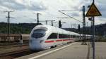 Einfahrt eines ICE-T der auf seinem Weg nach Stralsund im Bahnhof Saalfeld einen Unterwegshalt einlegt.