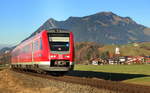 Ein 612er ist als RE von Ulm nach Oberstdorf hier südlich von Altstädten im Allgäu unterwegs.
Aufgenommen im Dezember 2016.