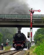 41 018(Dampflok Gesellschaft Mnchen) bei der letzten Ausfahrt aus Lorsch/Ried.Sie und 41 360 fuhren am 2.Tag auf der Nibelungenbahn zwischen Bensheim und Worms.
Aufgenommen am Do,29.Mai.2014