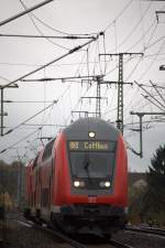Steuerwagen voraus hier die Regionalbahn nach Cottbus bei der Einfahrt in den Bahnhof Senftenberg.