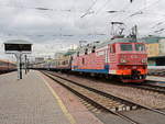 Postzug  gezogen von EP2K-231 im Bahnhof von Krasnojarsk am 14.